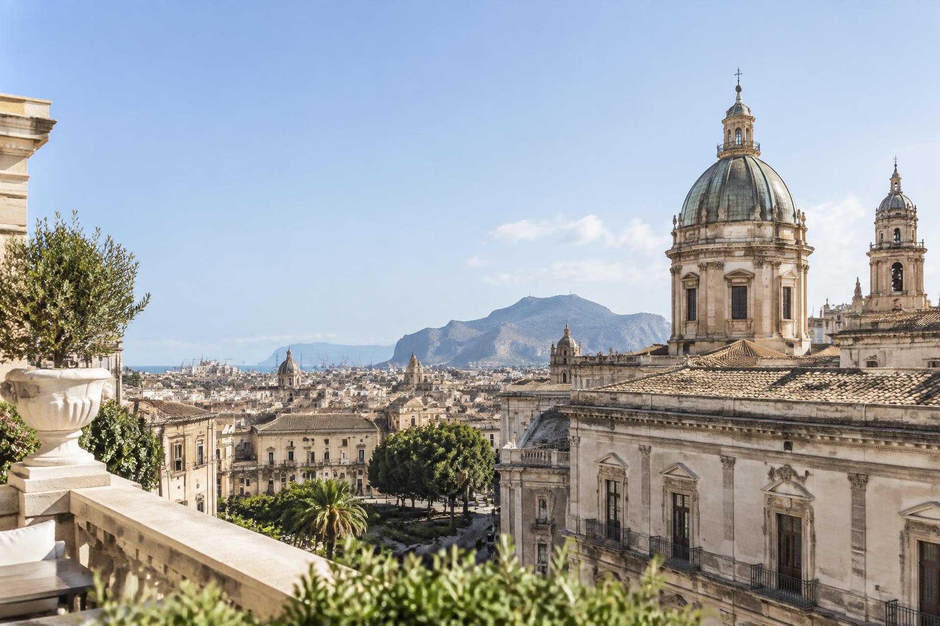 Vista luminosa sui palazzi storici e sulle cupole di Palermo